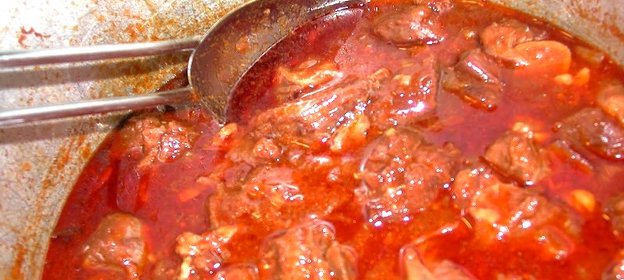 Мясо козы, тушеное в вине