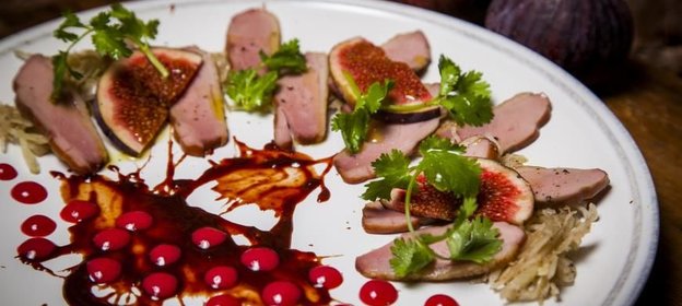 Утиная грудка с хурмой и соусом из малины