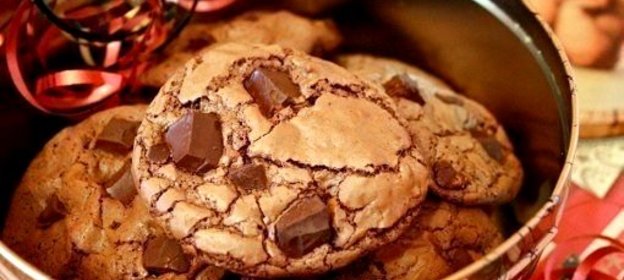 Шоколадное печенье с кусочками шоколада