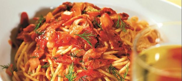 Спагетти с ветчиной в томатном соусе