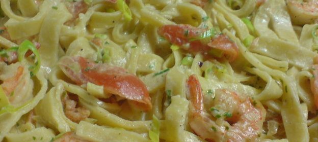 Домашняя лимонно-яичная лапша с креветками и филетированными помидорами под острым сливочным соусом