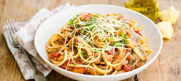 Спагетти с острым томатным соусом с баклажанами