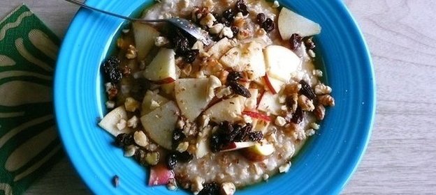 Овсяная каша с яблоком, корицей и кленовым сиропом