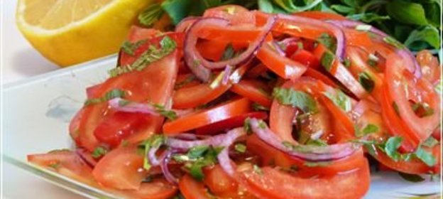 Салат из помидоров с мятой, с лимонной заправкой