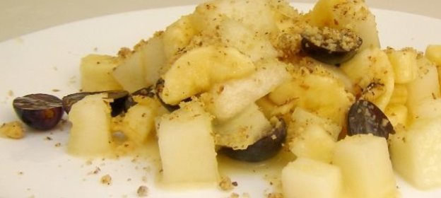 Свежие фрукты со взбитым желтком