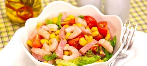 Салат с креветками, кукурузой и помидорами