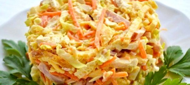 Салат с корейской морковью, ветчиной и омлетом