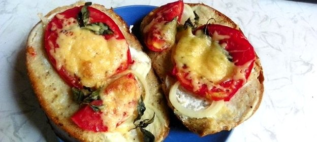 Гренки с помидорами на черном хлебе