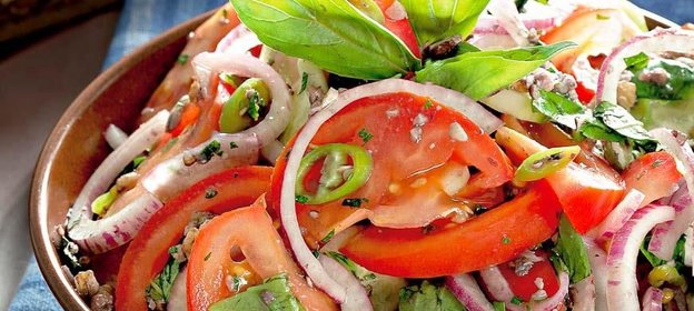 Салат летний из помидоров и огурцов