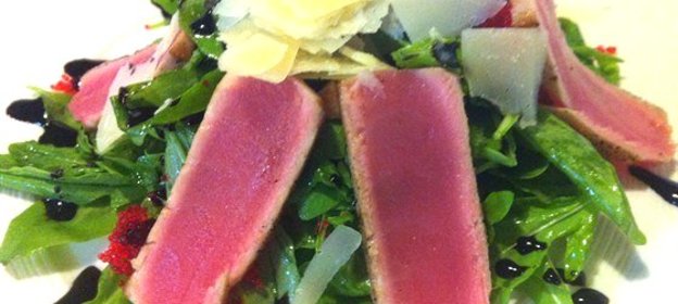 Салат из рукколы и тунца