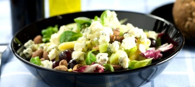 Салат с рукколой, мятой, грушами, грецкими орехами и голубым сыром