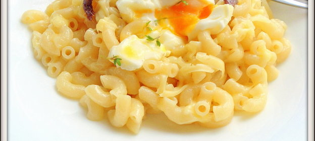 Паста с анчоусами и яйцом всмятку