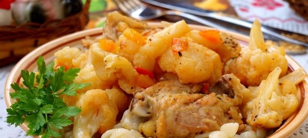 Куриные бёдра жареные с овощами