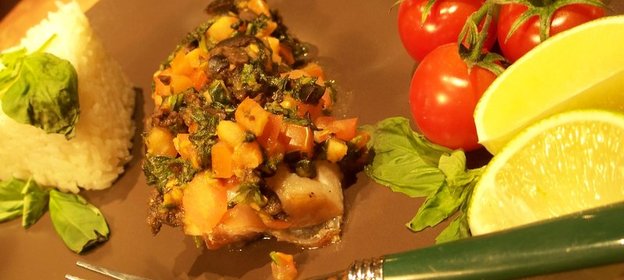 Морской окунь,запеченный с теплой томатно-оливковой сальсой