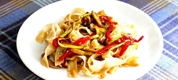 Рисовая лапша с сладким перцем и кабачками по‑азиатски