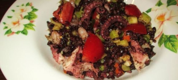 Салат «Венера» с черным рисом и морепродуктами