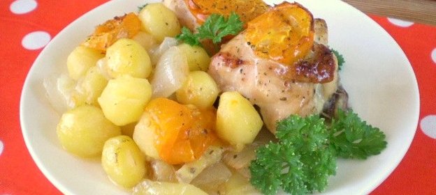 Курица, тушенная с овощами в духовке