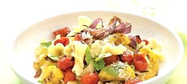 Паста с жареными овощами и базиликом