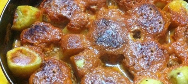 Тефтели, запеченные с картофелем в духовке