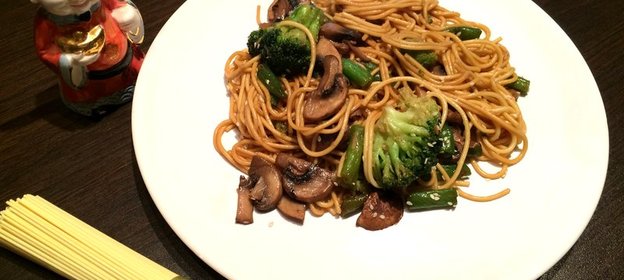 Яичная лапша с брокколи и грибами