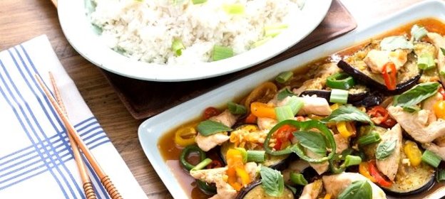 Куриная грудка с баклажанами и перцем