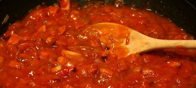 Паппарделле с сосисками, томатами, грибами и базиликом