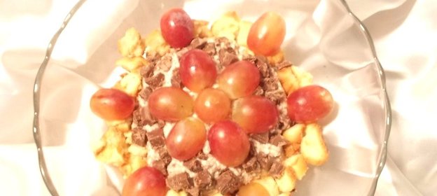 Творожно-шоколадный десерт с яблоком и печеньем