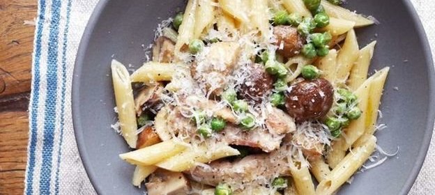 Паста с курицей, грибами и зеленым горошком