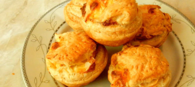Булочки из слоёного теста, с творогом и сыром