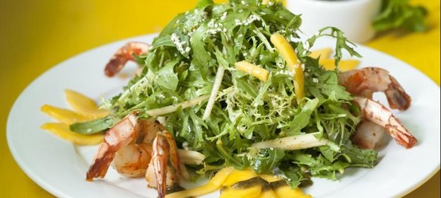 Салат с креветками, антоновкой и манго