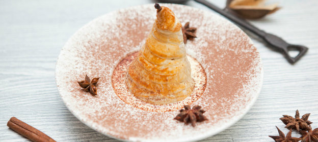 Груша, запеченная в слоеном тесте с соусом из коньяка и корицы