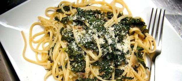 Паста с тушеной капустой кале