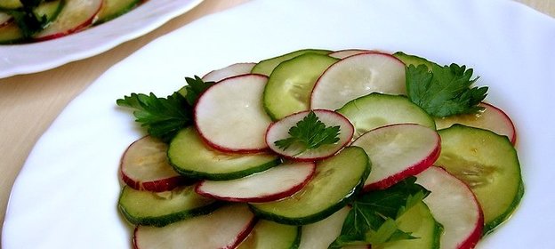 Салат из редиса и огурцов под пикантной заправкой