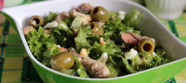 Летний салат с вареной форелью