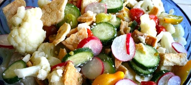 Салат из цветной капусты, огурцов и сухариков