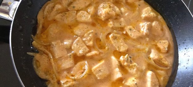 Курица, тушеная в сливочном соусе