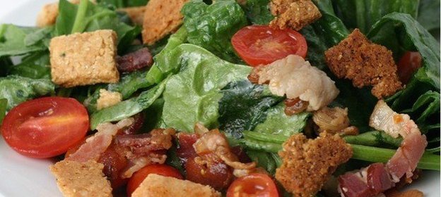 Салат с шпинатом, беконом и крутонами