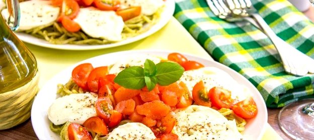 Паста с семгой, черри и моцареллой