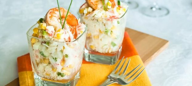 Салат с крабовыми палочками, кукурузой и рисом