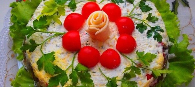 Слоеный салат с фасолью и грибами