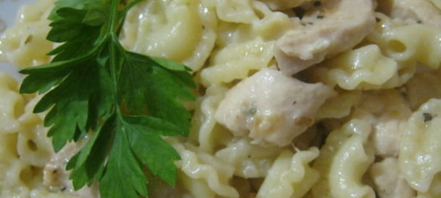 Паста c куриной грудкой под сливочным соусом