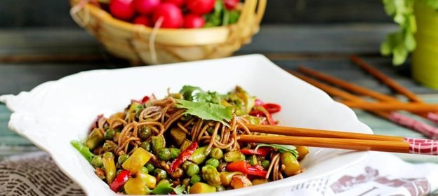 Гречневая лапша с овощами