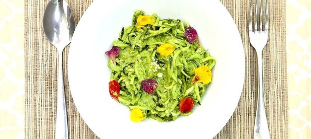 Сыроедческая паста из цукини с песто из шпината и семян подсолнуха