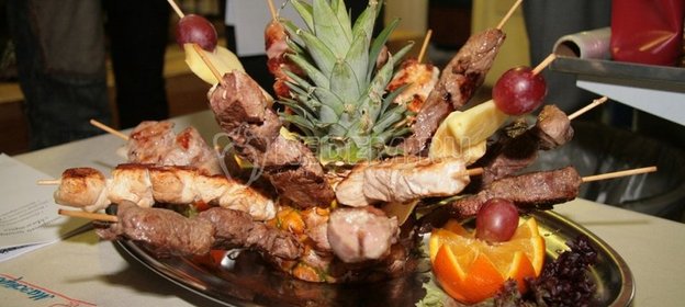 Салат из апельсинов, яблок и дичи