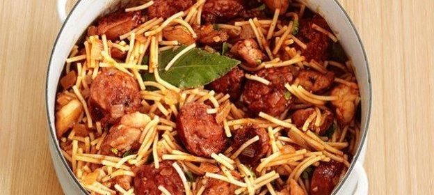 Лапша по-испански с курицей и сосисками