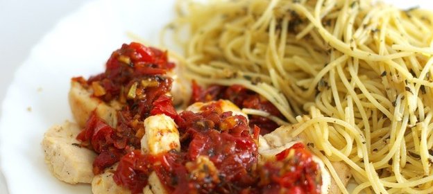 Спагетти с курицей и помидорами