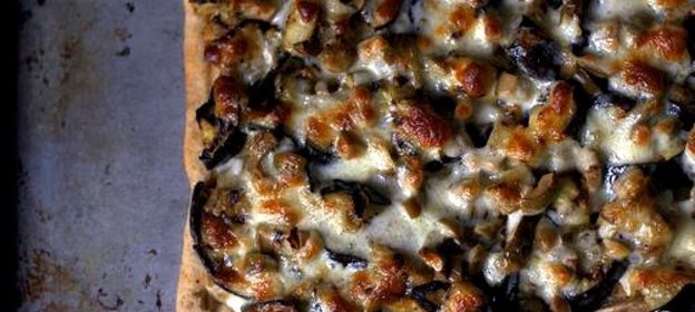 Пицца с баклажанами и оливками