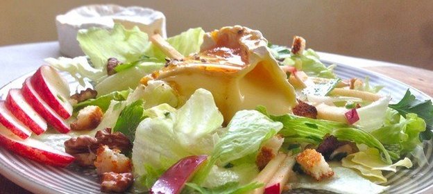 Салат с яблоком, камамбером и карамелью