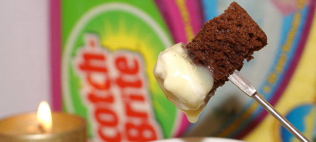 Ванильное шоколадное фондю с шоколадным бисквитом из микроволновки