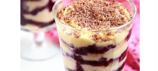 Тирамису с апельсиновым сиропом и черносмородиновым пюре